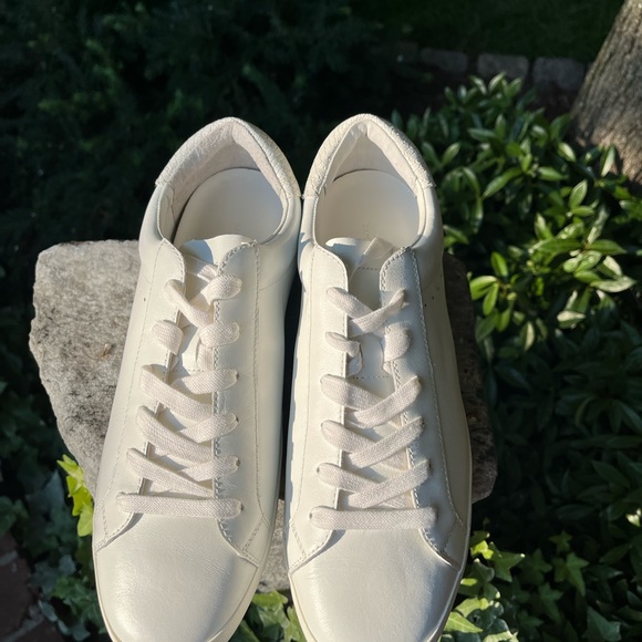 Banana Republic white, casual, leather sneaker in 11M. - Picture 10 of 16